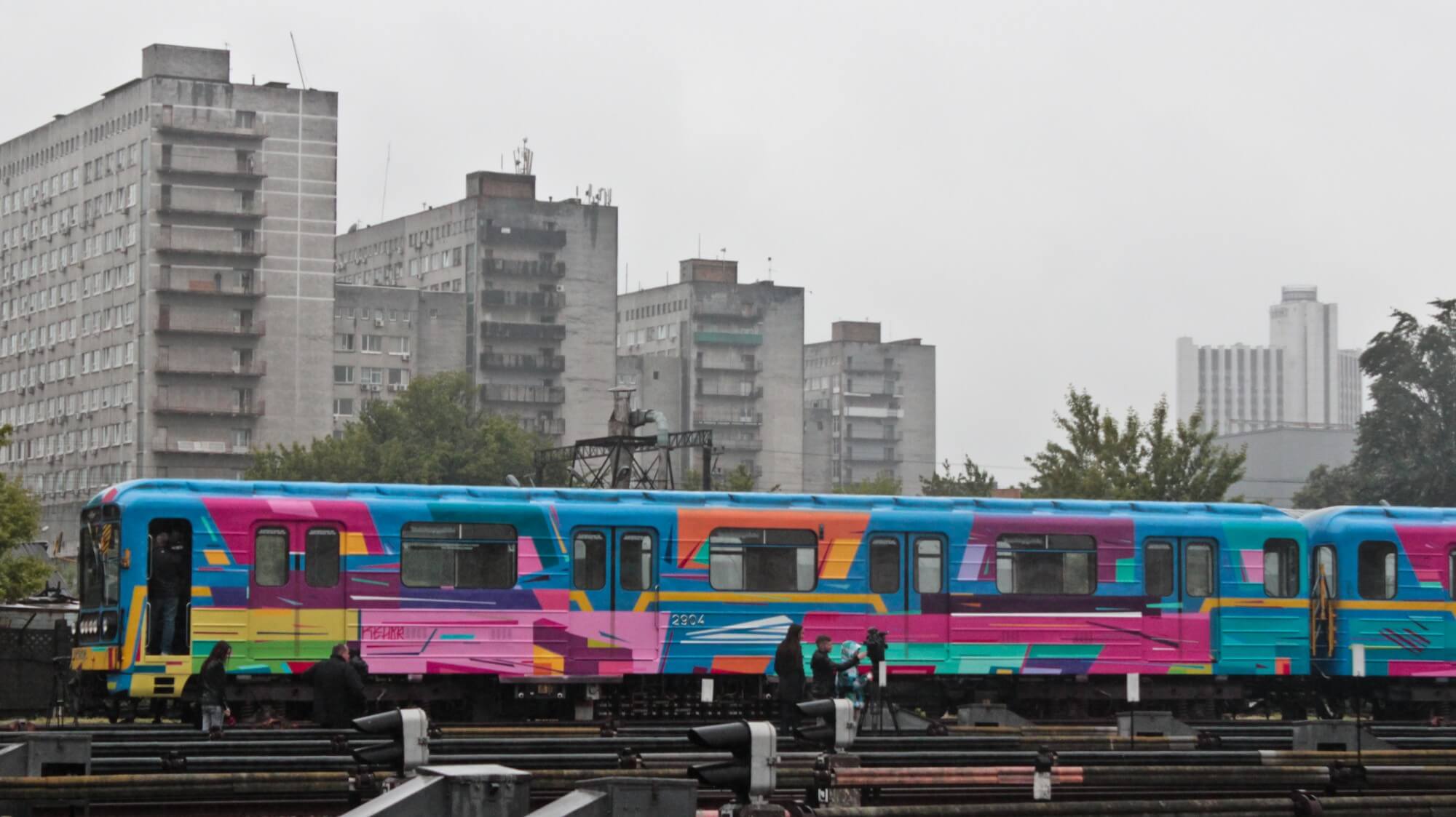 Kenor paints the metro train in Kiev, Ukraine 2016