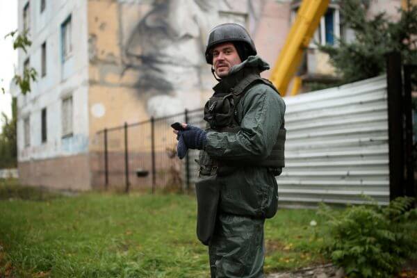 Guido Van Helton, Street Art Project, Art United Us, Avdiyivka, Ukraine. Photo Credit Amos Chapple/RFE/RL