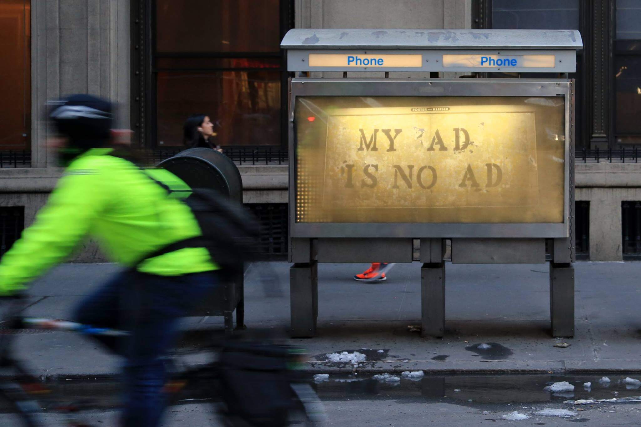 Рекламная движения. Advertising in a public place.