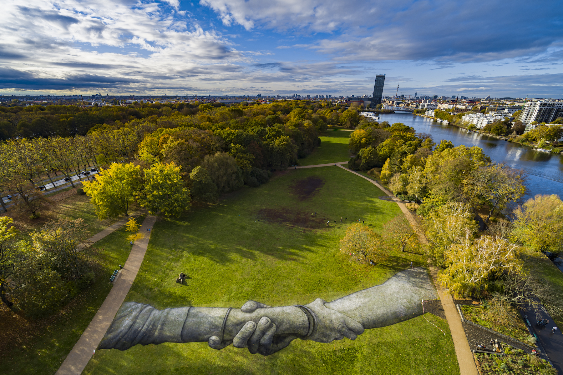 Artist Saype’s Worldwide Symbolic Human Chain extends to Berlin, 2019