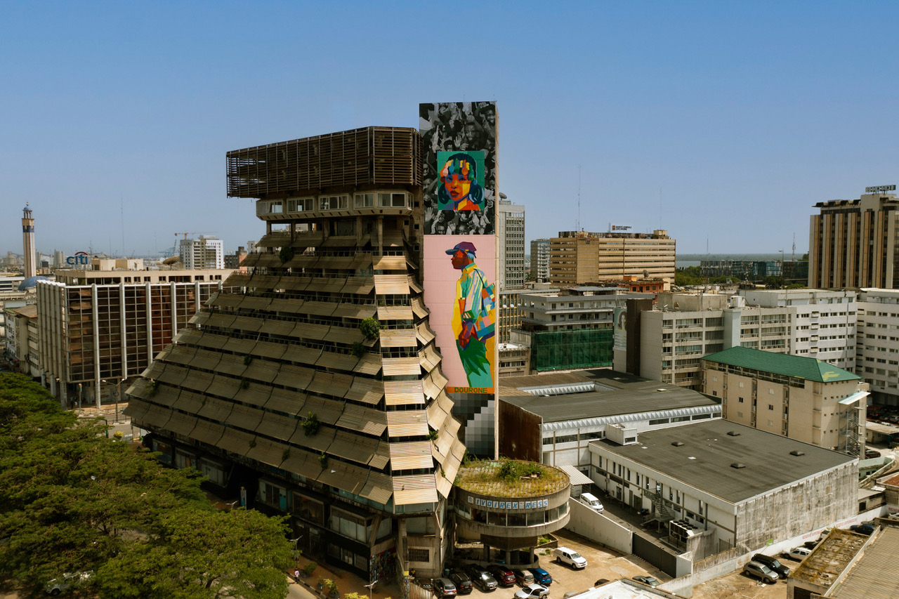 Mural ‘El mundo del mañana’ de DOURONE, Pirámide de Abiyán, Costa de Marfil 2023