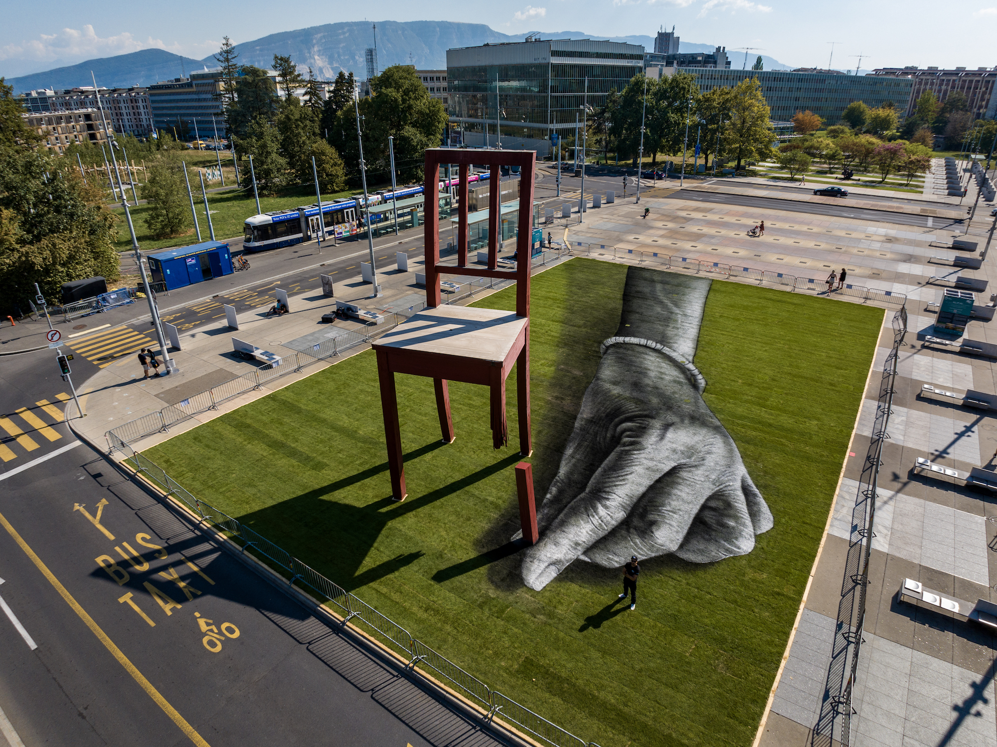 “ALL OF US!” – Saype’s Artistic Tribute to the Broken Chair Campaign against Explosive Weapons, Geneva 2023